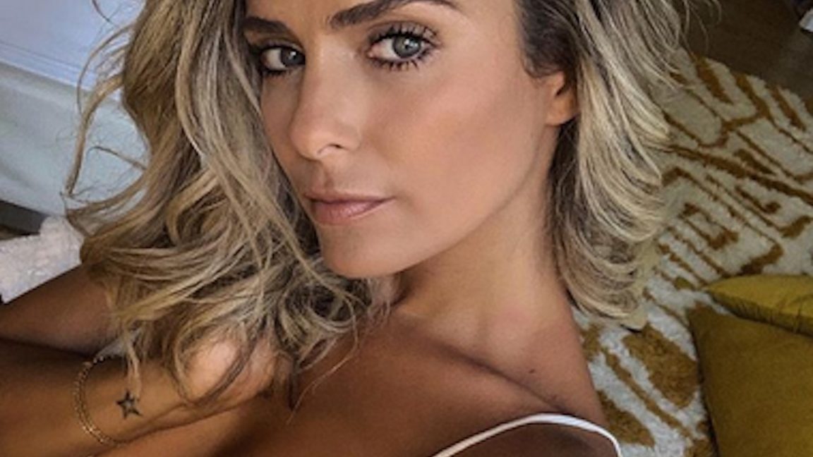 Clara Morgane Elle Tease Son Calendrier Et C Est Hyper Hot Les Fans Ont Tr S Chauds