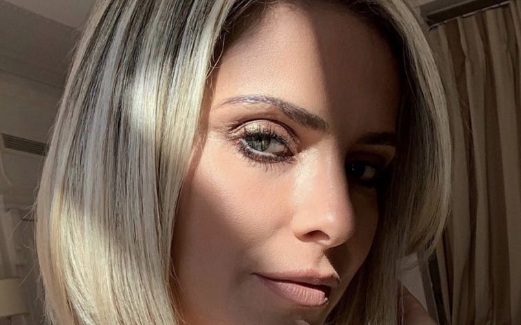 Clara Morgane : elle tease son calendrier 2021... et c'est hyper hot